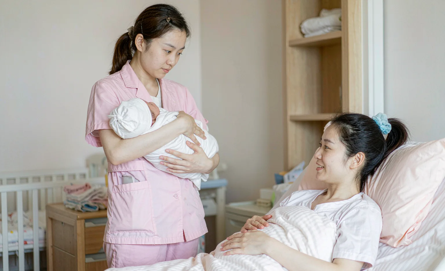 月嫂照护婴儿睡眠